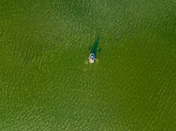 Letecký Výhled Rybářský Člun Zelené Vodě Řeky — Stock fotografie