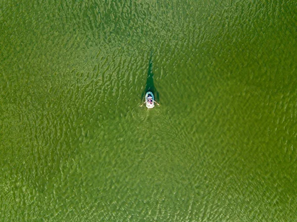 Vista Aérea Del Dron Barco Pesca Agua Verde Del Río — Foto de Stock