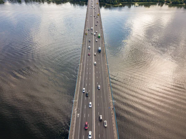 空中无人驾驶飞机视图 汽车沿着北桥穿过基辅的第聂伯河 — 图库照片
