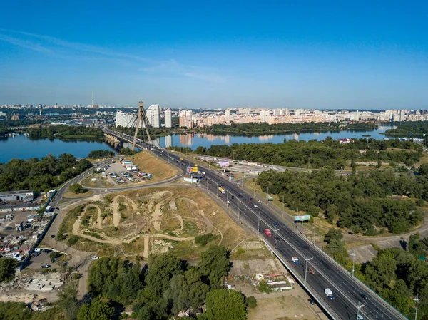 Vista Aérea Del Dron Coches Viajan Largo Del Puente Norte — Foto de Stock