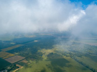 Tarımsal alanların üzerindeki bulutlarda yüksek uçuş.