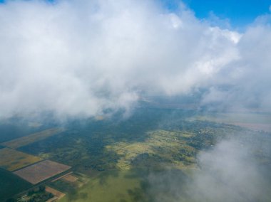 Tarımsal alanların üzerindeki bulutlarda yüksek uçuş.