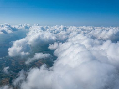 Tarımsal alanların üzerindeki bulutlarda yüksek uçuş.