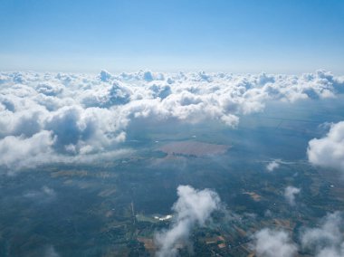 Tarımsal alanların üzerindeki bulutlarda yüksek uçuş.
