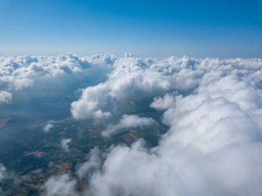 Tarımsal alanların üzerindeki bulutlarda yüksek uçuş.