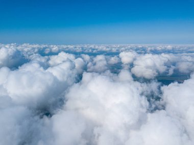 Tarımsal alanların üzerindeki bulutlarda yüksek uçuş.