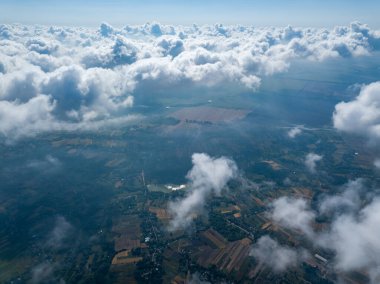 Tarımsal alanların üzerindeki bulutlarda yüksek uçuş.