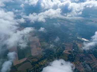 Tarımsal alanların üzerindeki bulutlarda yüksek uçuş.