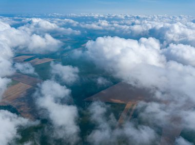 Tarımsal alanların üzerindeki bulutlarda yüksek uçuş.
