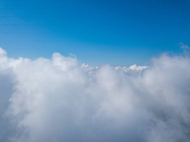Tarımsal alanların üzerindeki bulutlarda yüksek uçuş.