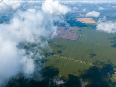 Tarımsal alanların üzerindeki bulutlarda yüksek uçuş.