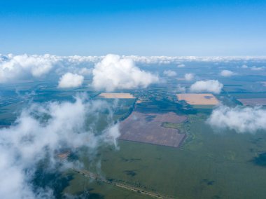 Tarımsal alanların üzerindeki bulutlarda yüksek uçuş.