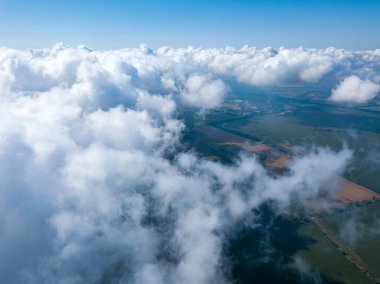 Tarımsal alanların üzerindeki bulutlarda yüksek uçuş.