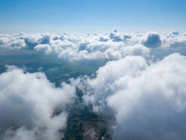 Tarımsal alanların üzerindeki bulutlarda yüksek uçuş.