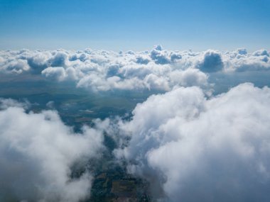 Tarımsal alanların üzerindeki bulutlarda yüksek uçuş.
