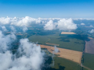 Tarımsal alanların üzerindeki bulutlarda yüksek uçuş.