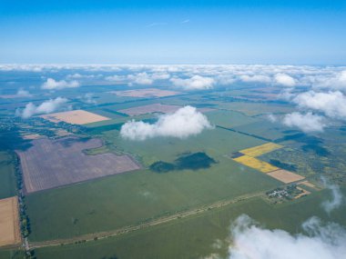 Tarımsal alanların üzerindeki bulutlarda yüksek uçuş.