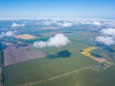Tarımsal alanların üzerindeki bulutlarda yüksek uçuş.