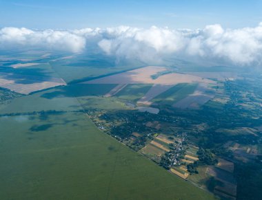 Tarımsal alanların üzerindeki bulutlarda yüksek uçuş.