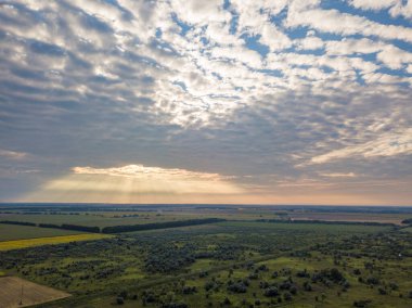 Hava görüntüsü. Ukrayna tarım arazileri üzerinde gün batımı.