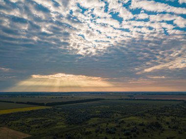 Hava görüntüsü. Ukrayna tarım arazileri üzerinde gün batımı.