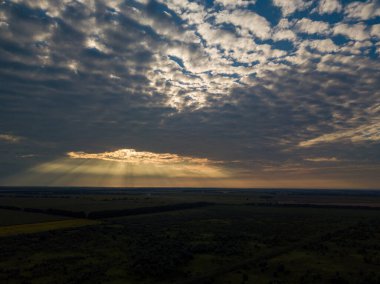 Hava görüntüsü. Ukrayna tarım arazileri üzerinde gün batımı.