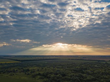 Hava görüntüsü. Ukrayna tarım arazileri üzerinde gün batımı.