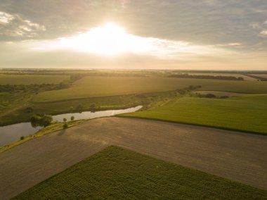 Hava görüntüsü. Ukrayna tarım arazileri üzerinde gün batımı.