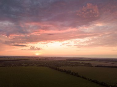 Hava görüntüsü. Ukrayna tarım arazileri üzerinde gün batımı.