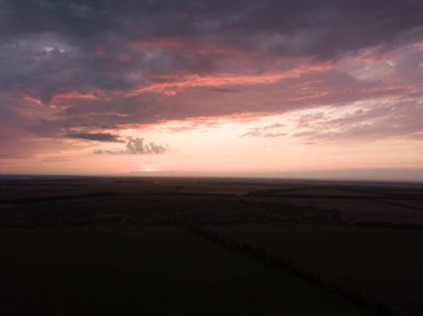 Hava görüntüsü. Ukrayna tarım arazileri üzerinde gün batımı.