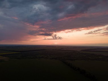 Hava görüntüsü. Ukrayna tarım arazileri üzerinde gün batımı.