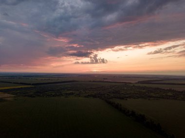 Hava görüntüsü. Ukrayna tarım arazileri üzerinde gün batımı.