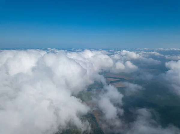 Magas Repülés Felhőkben Mezőgazdasági Mezők Felett — Stock Fotó