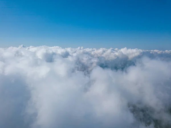 農地上空の雲の中を飛行中 — ストック写真