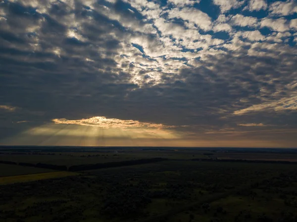Hava görüntüsü. Ukrayna tarım arazileri üzerinde gün batımı.