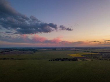 Hava görüntüsü. Ukrayna tarım arazileri üzerinde gün batımı.