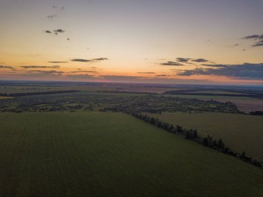 Hava görüntüsü. Ukrayna tarım arazileri üzerinde gün batımı.
