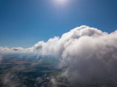 Tarımsal alanların üzerindeki bulutlarda yüksek uçuş.