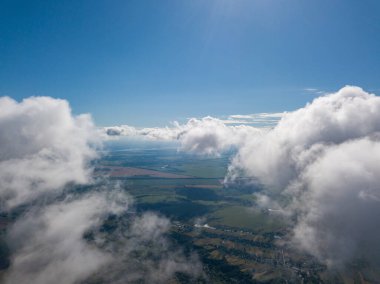 Tarımsal alanların üzerindeki bulutlarda yüksek uçuş.