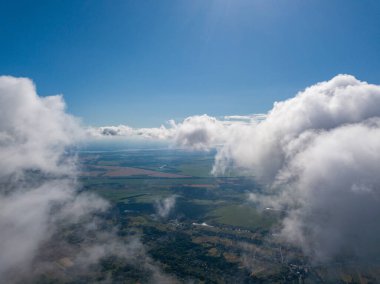Tarımsal alanların üzerindeki bulutlarda yüksek uçuş.