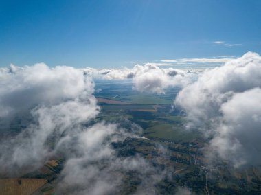 Tarımsal alanların üzerindeki bulutlarda yüksek uçuş.
