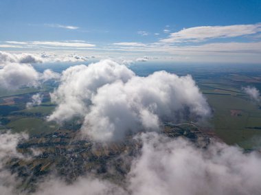 Tarımsal alanların üzerindeki bulutlarda yüksek uçuş.