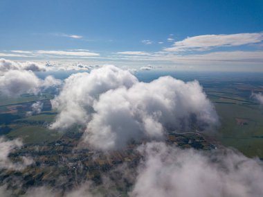 Tarımsal alanların üzerindeki bulutlarda yüksek uçuş.