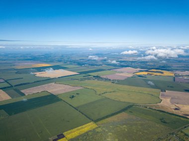 Tarımsal alanların üzerindeki bulutlarda yüksek uçuş.