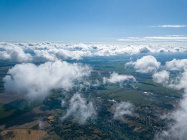 Tarımsal alanların üzerindeki bulutlarda yüksek uçuş.