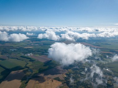 Tarımsal alanların üzerindeki bulutlarda yüksek uçuş.