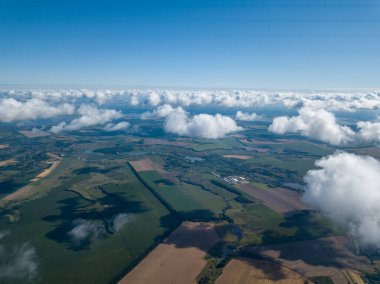 Tarımsal alanların üzerindeki bulutlarda yüksek uçuş.