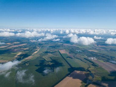 Tarımsal alanların üzerindeki bulutlarda yüksek uçuş.