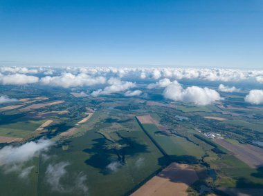 Tarımsal alanların üzerindeki bulutlarda yüksek uçuş.
