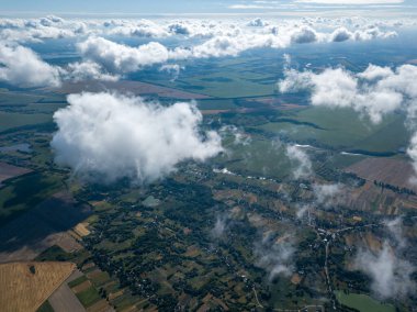 Tarımsal alanların üzerindeki bulutlarda yüksek uçuş.